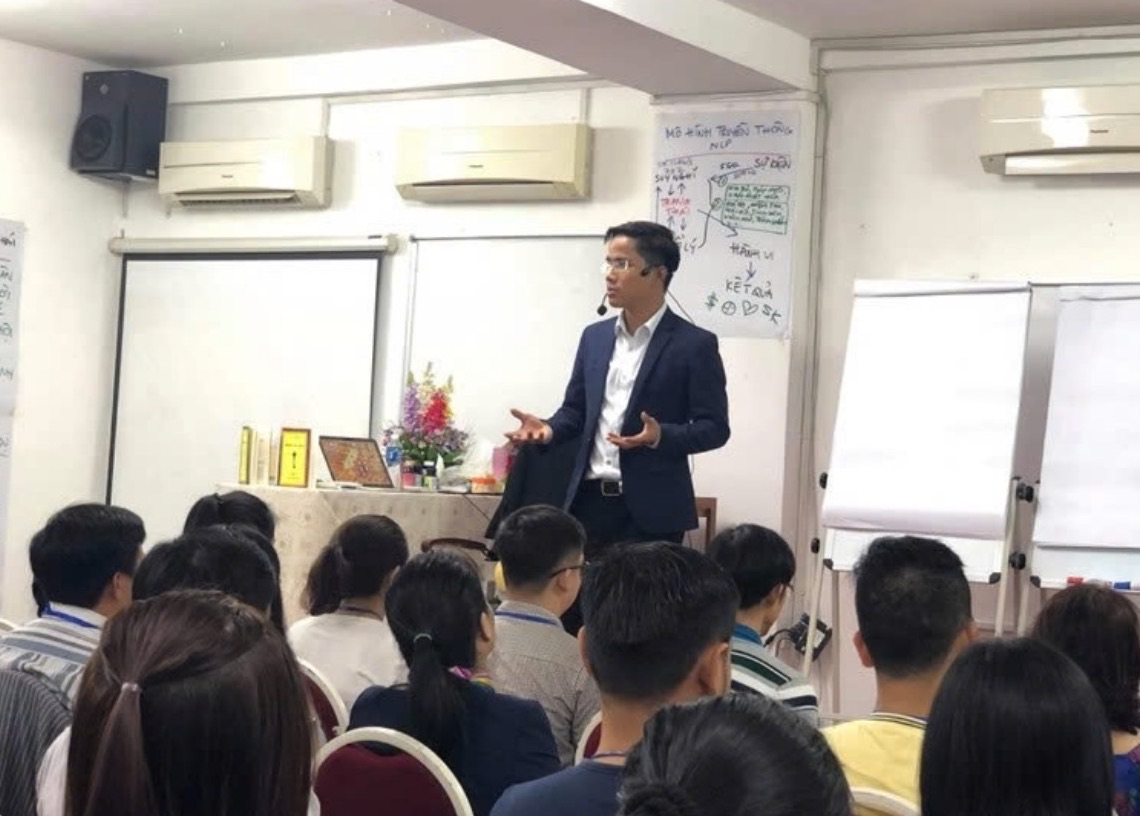 Đỗ Văn Cường đứng lớp huấn luyện